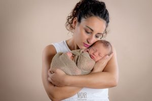 Neonato tra le braccia della mamma durante un servizio fotografico