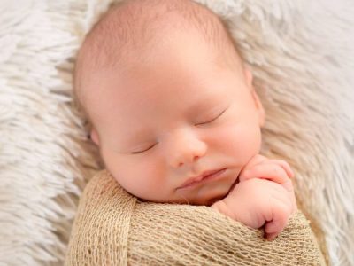 foto di neonato durante servizio fotografico newborn