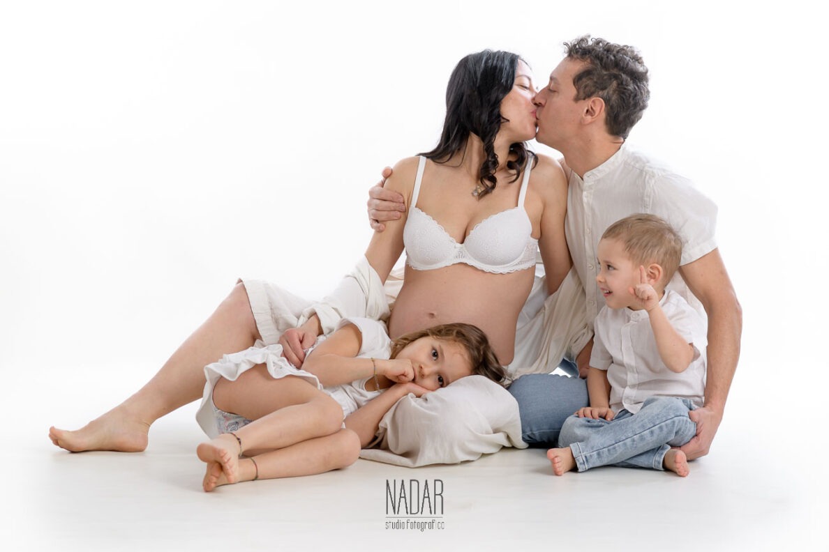 gruppo di famiglia scattato durante servizio fotografico gravidanza
